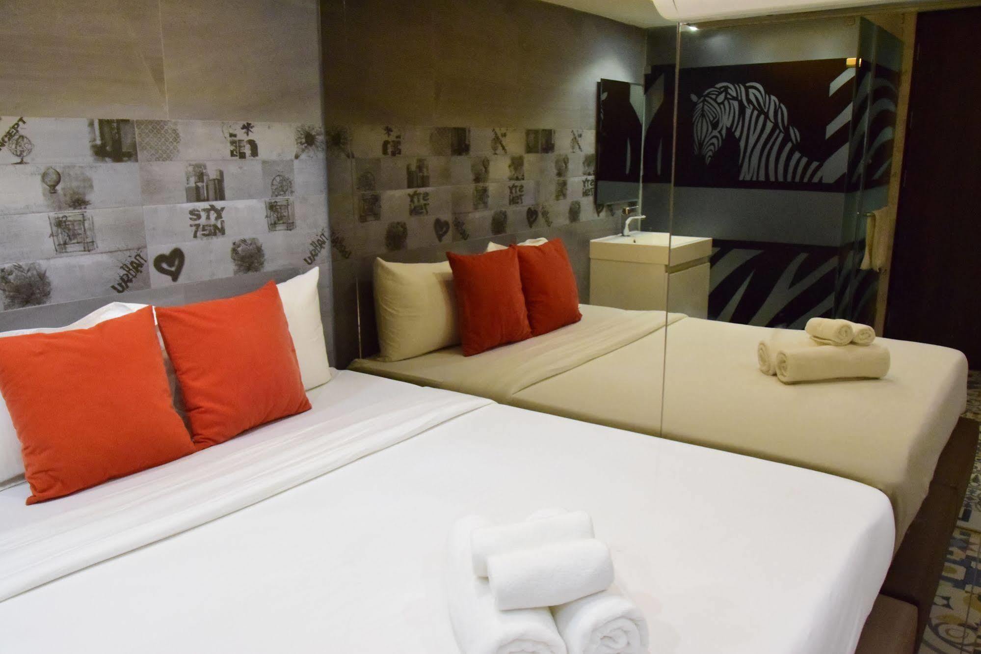Double Five Hostel Bangkok Buitenkant foto
